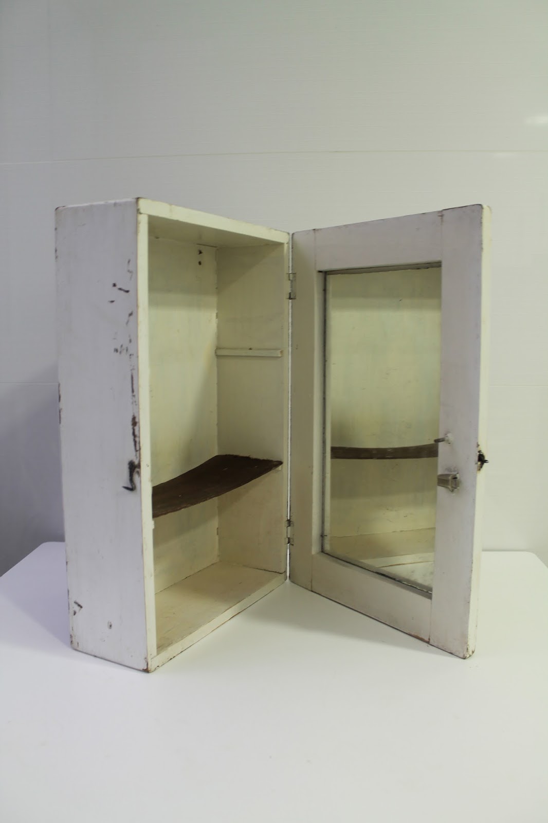 Vintagería: Antiguo botiquín de madera con cruz roja, años 40