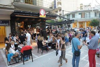 Η ΑΝΑΡΤΗΣΗ ΠΟΥ ΕΚΑΝΕ ΤΟ ΓΥΡΟ ΤΟΥ ΔΙΑΔΙΚΤΟΥ!!! Αφού οι καφετέριες είναι γεμάτες οι Έλληνες περνούν καλά ή μήπως όχι; 