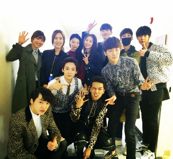 [PHOTO] #WINNER & YG K-Plus model at backstage of Mix and Match Final