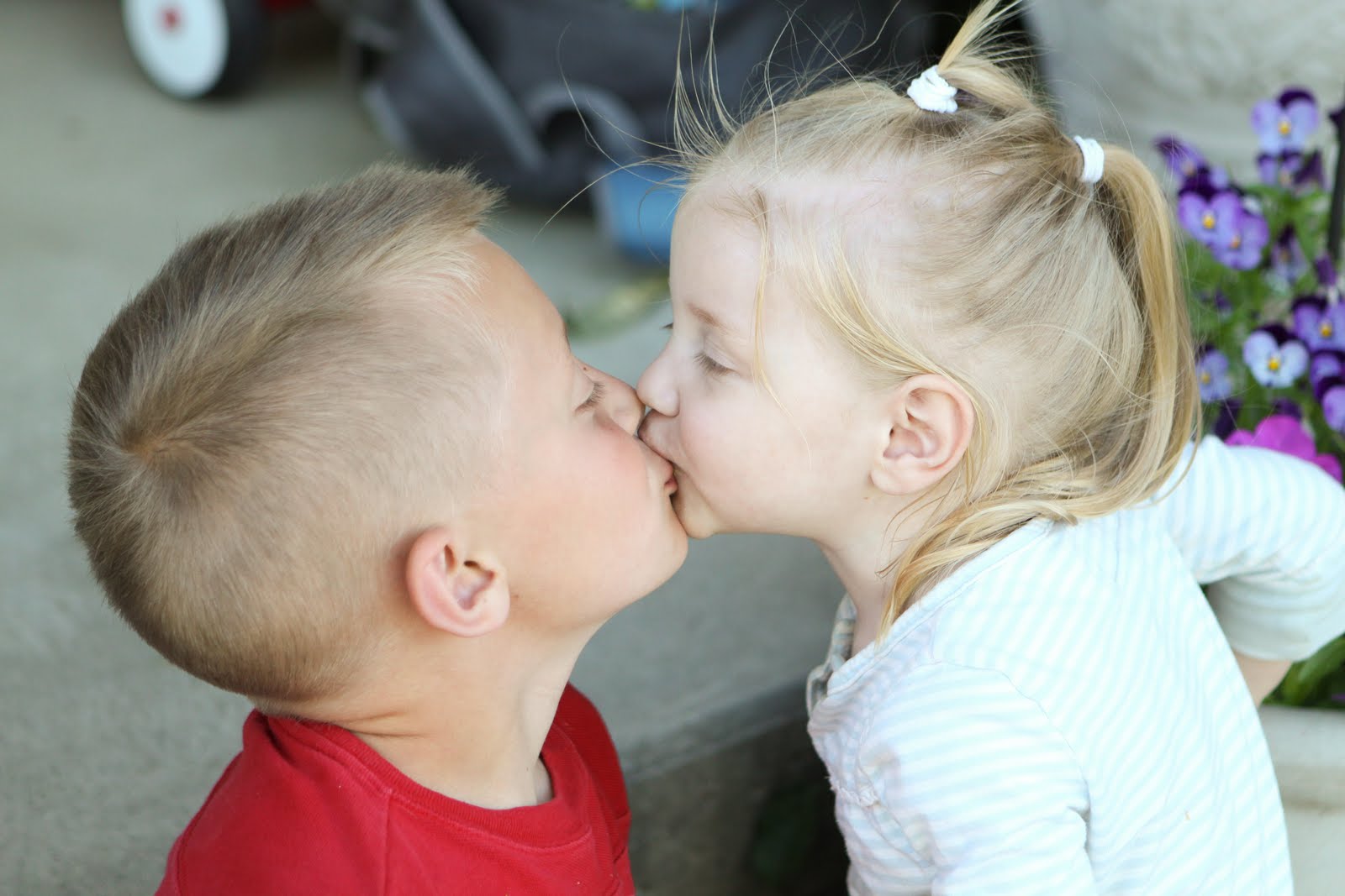 Две малышки целуются взасос