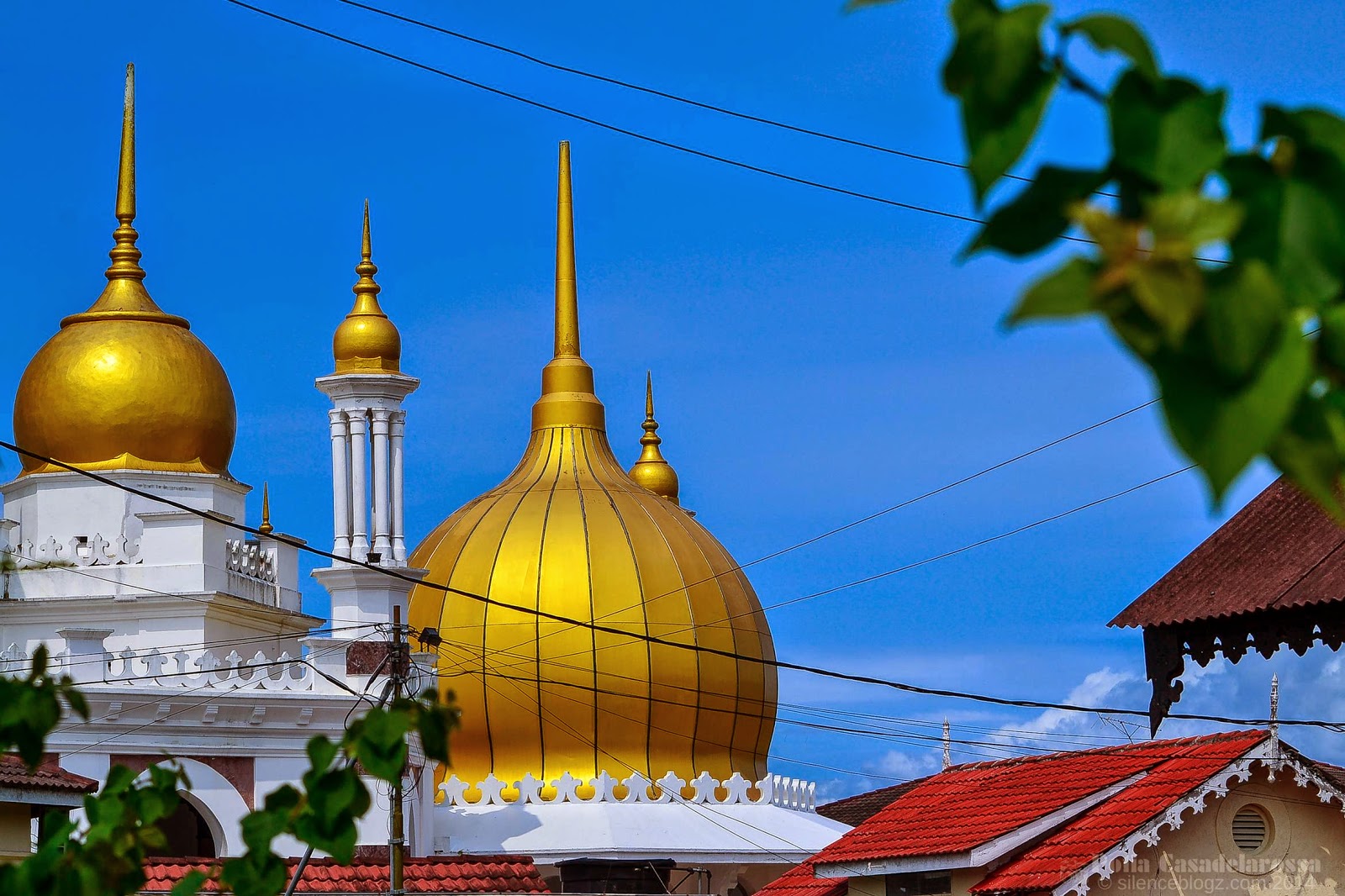 Gambar kubah berwarna keemasan Masjid Ubudiah Gambar kubah berwarna keemasan Masjid Ubudiah