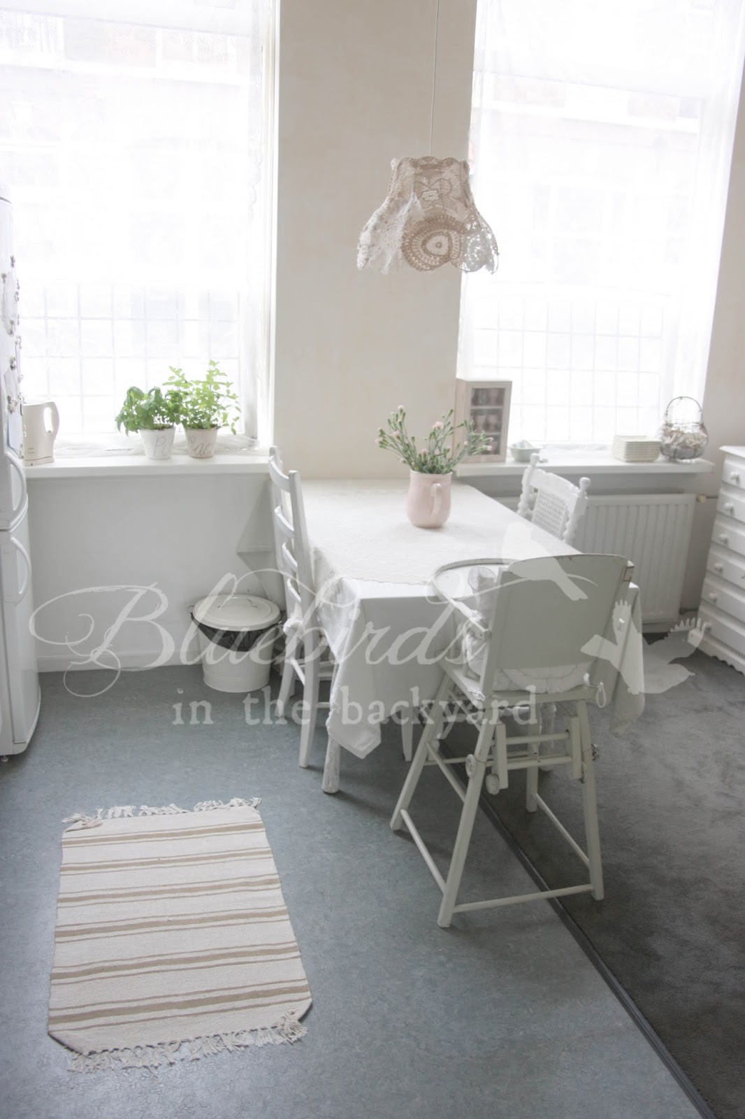 Bluebirds in the backyard: kitchen in retro pastel