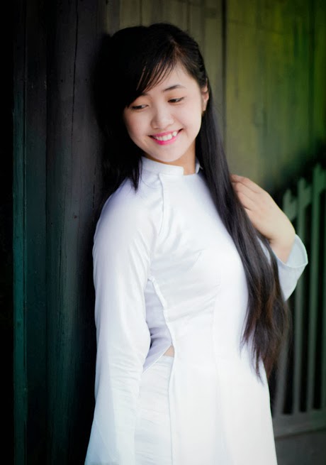 Cô gái xinh đẹp với áo dài trắng tinh khôi