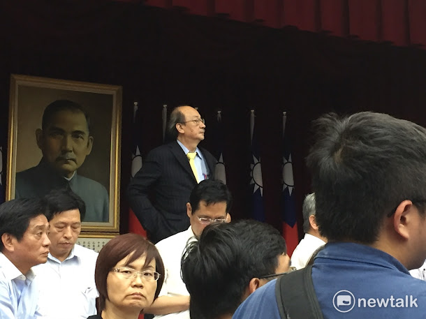 雖然會議進行到下午,但藍綠仍爭執不休,數度爆發肢體衝突,變更為最後面質詢的時代力量黨團仍然像在「罰站」一樣,無法質詢主計長朱澤民、衛福部長陳時中、教育部長潘文忠等部會首長,時代力量立委洪慈庸罕見地動怒,怒斥「我們正在審預算,你們咧!」、「你們的方式,你們認為是對的嗎?」、「去密室協商的不是你們嗎!」 雖然會議進行到下午,但藍綠仍爭執不休,數度爆發肢體衝突,變更為最後面質詢的時代力量黨團仍然像在「罰站」一樣,無法質詢主計長朱澤民、衛福部長陳時中、教育部長潘文忠等部會首長,時代力量立委洪慈庸罕見地動怒,怒斥「我們正在審預算,你們咧!」、「你們的方式,你們認為是對的嗎?」、「去密室協商的不是你們嗎!」