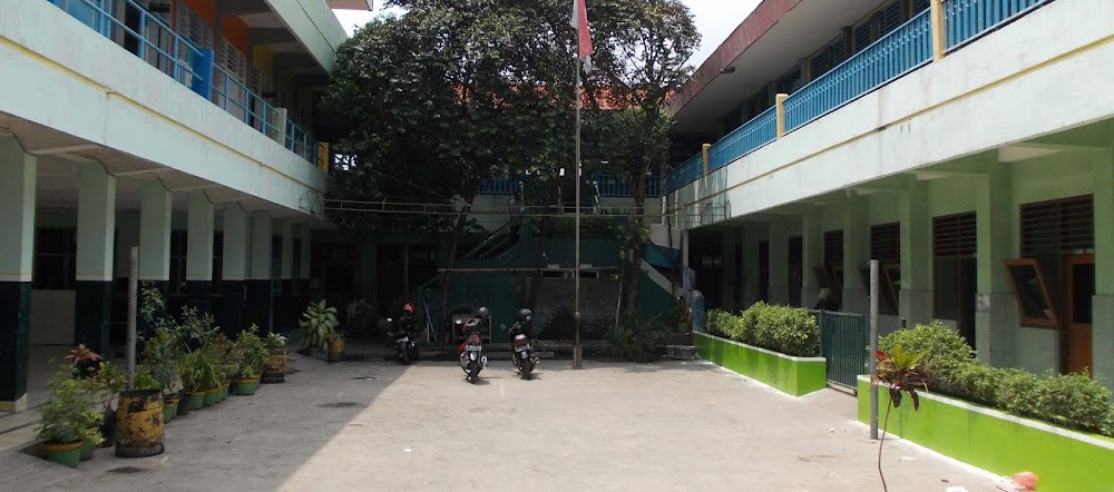 <span class='tit'>Gedung SMP Mardi Putera Surabaya - Alamat Jl. Pacarkembang IV/2-6 Surabaya - Kode Pos 60126 - Telp. 031389251</span>