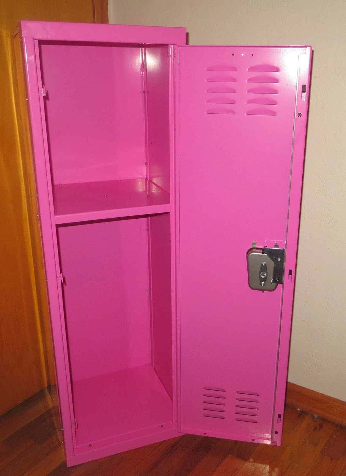 Susies Reviews and Giveaways: Kids Locker From SchoolLockers.com