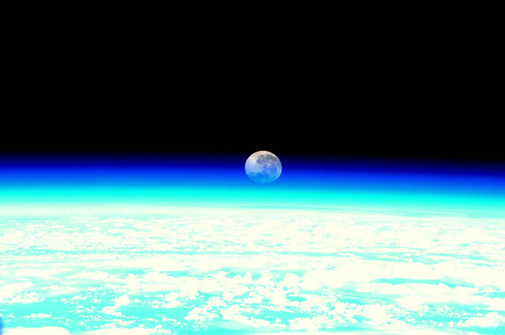 Moonset-as-seen-from-the-ISS.jpg