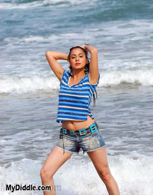Shraddha Arya  - Shraddha Arya Hot Bikini Beach Pics - Chevrolet Beatz Model