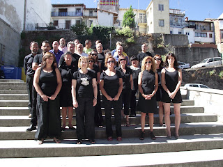 Funcionarios del ayuntamiento vestidos de negro a la puerta de las oficinas de Ronda de Navarra
