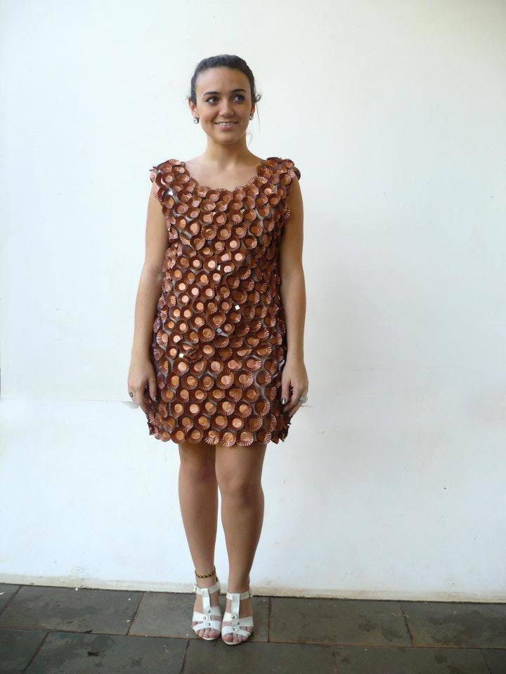 nós da moda: Roupas construídas a partir de materiais alternativos