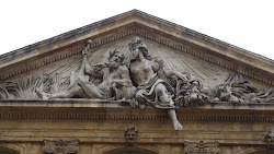 Fronton d'un palais d'Aix