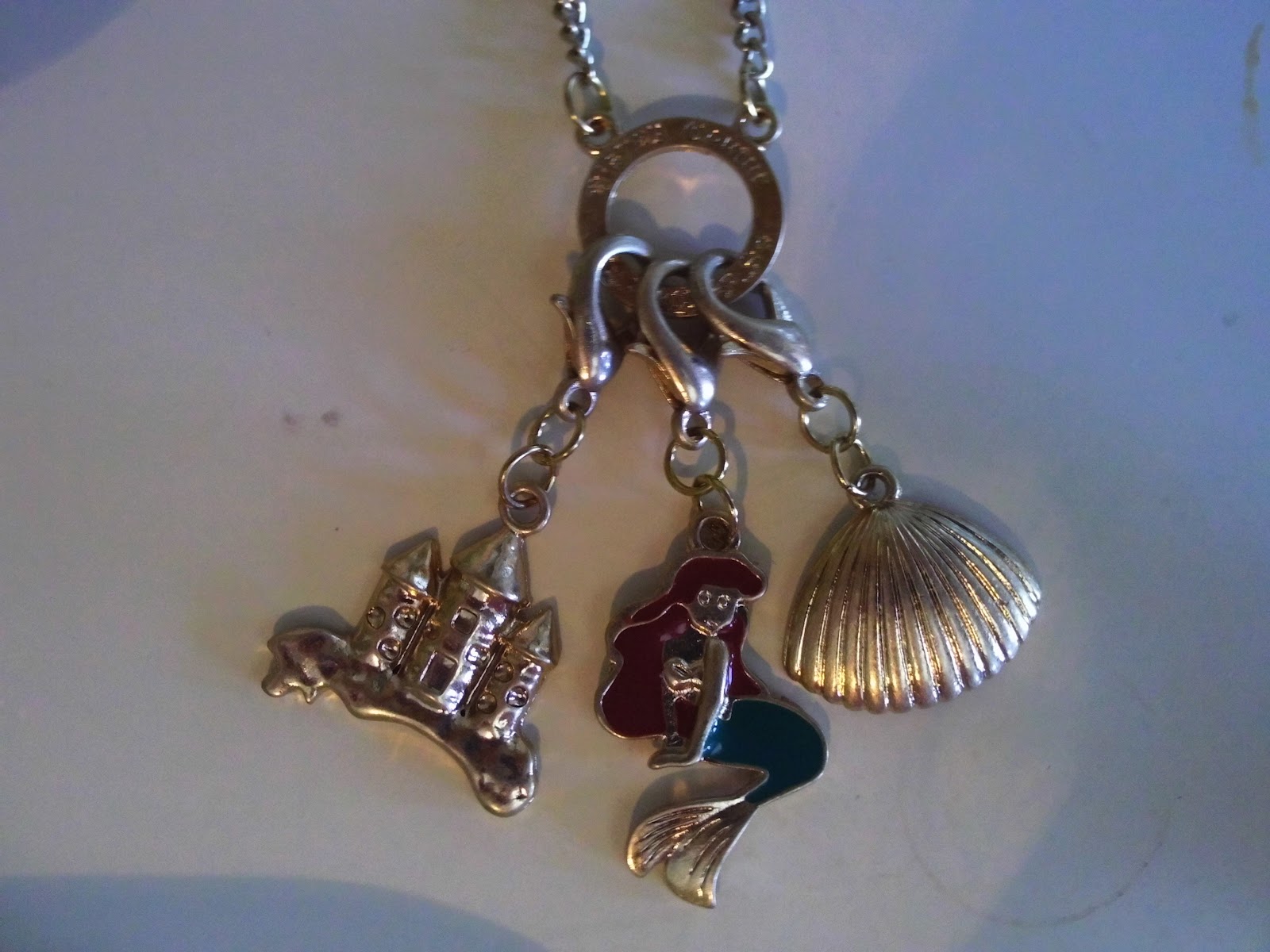 Disney, Ma passion: collier disney couture la petite siène , ariel , son  château et un coquillage ( little mermaid jewelery )