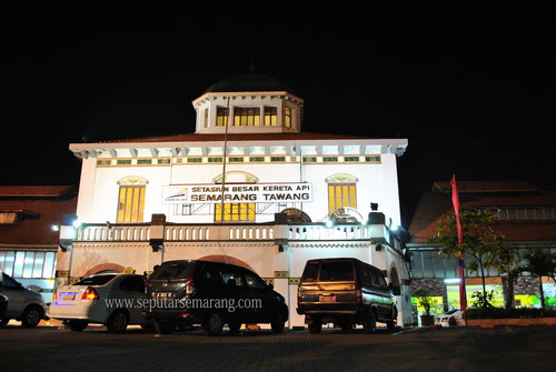 Foto Stasiun Tawang Semarang Malam hari