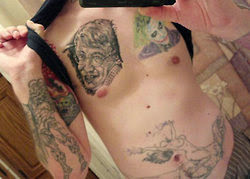 tatuajes en el pecho y abdomen de muy mal aspecto