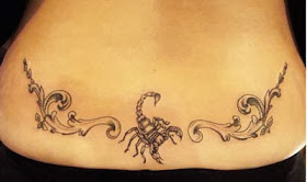 tattoo de escorpião pequena e feminina na parte de baixo das costas