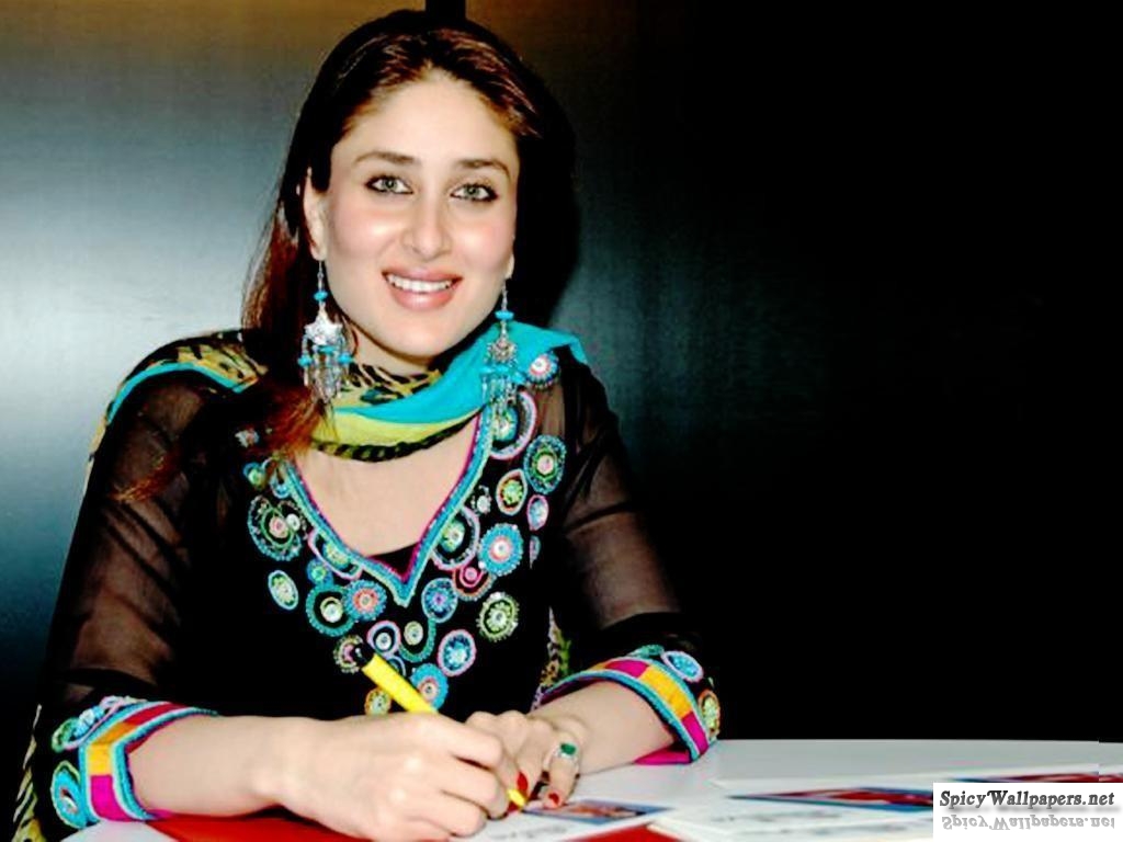 http://3.bp.blogspot.com/-FznRLg1omgA/Tezph2ZrPrI/AAAAAAAABjc/Idr1QIe6QQI/s1600/Kareena+Kapoor+132.jpg