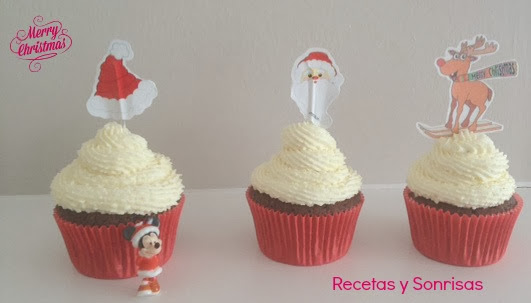 Cupcakes De Chocolate Con Corazon De Mora Y Frosting De Crema De Mascarpone
