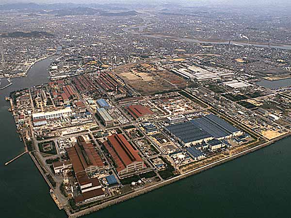 日本神戶製鋼所發現品管數據竄改問題擴大,甚至可追溯至2011年,社長川崎博也今天公開道歉。神戶製鋼所產品應用範圍廣泛,包括汽車、子彈列車、飛機和電器產品等都有。圖為工廠鳥瞰圖。 日本神戶製鋼所發現品管數據竄改問題擴大,甚至可追溯至2011年,社長川崎博也今天公開道歉。神戶製鋼所產品應用範圍廣泛,包括汽車、子彈列車、飛機和電器產品等都有。圖為工廠鳥瞰圖。
