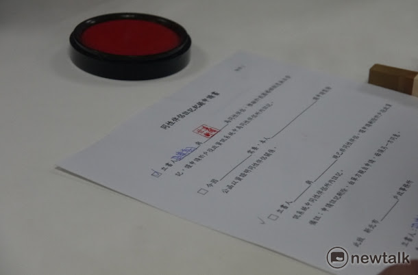 由於同性婚姻尚未入法,勝翔與老爺兩人於上個月前往中和區戶政事務所辦理同性伴侶註記。 由於同性婚姻尚未入法,勝翔與老爺兩人於上個月前往中和區戶政事務所辦理同性伴侶註記。