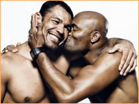 [Imagem: Beijo+Anderson+Silva+e+Minotauro.JPG]