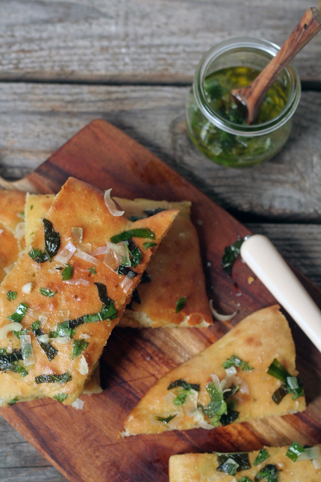 Pistachio Focaccia z parmezanem i pesto z młodej cebulki