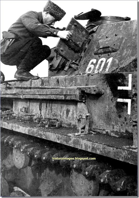 Soviet officer inspects captured tank Pz.Kpfw. IV (Panzer 4) Spring 1943