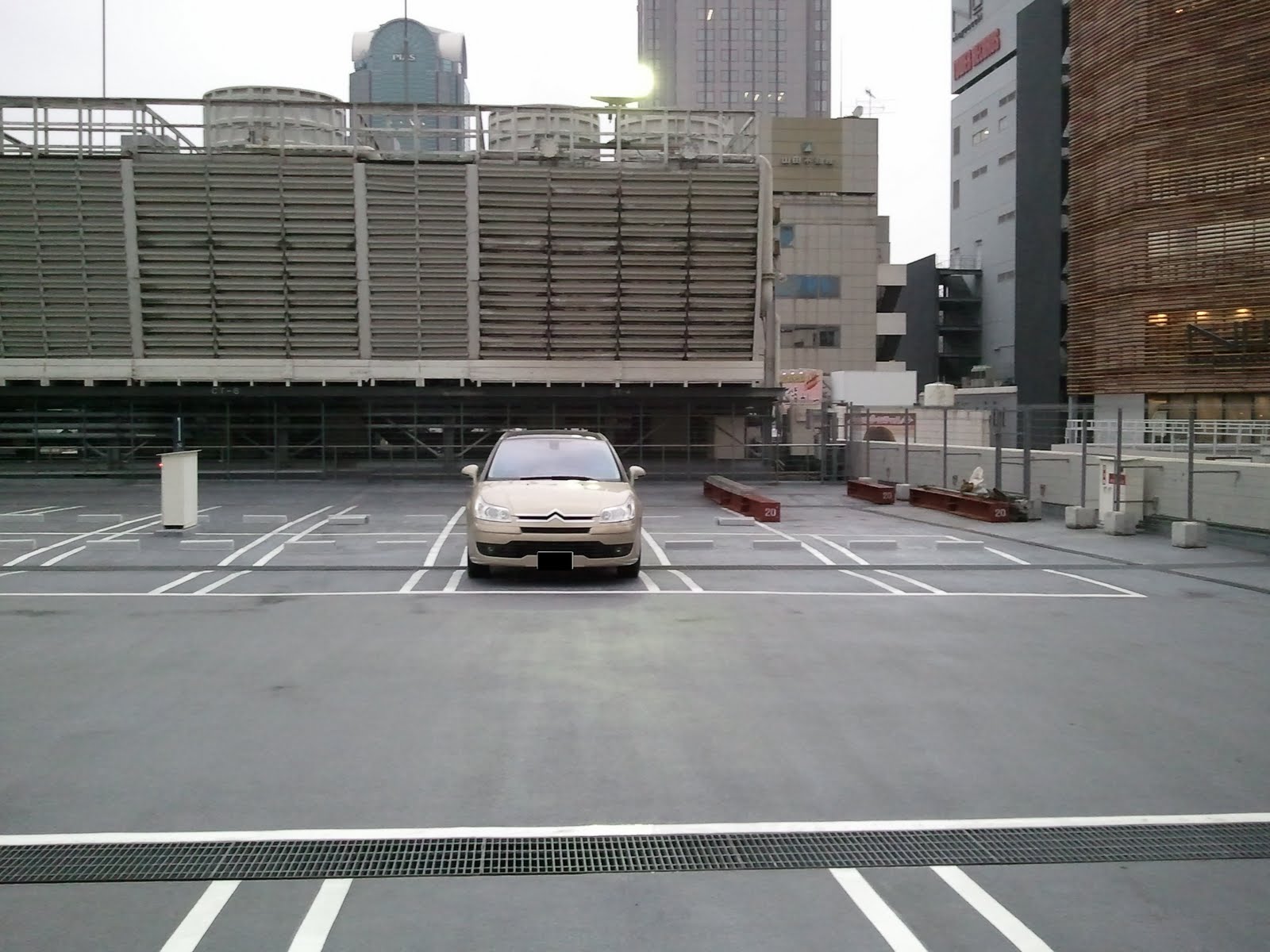 Moonbearmemo 阪急梅田駅屋上駐車場の入り口 Hankyu Umeda Station Parking Moonbearmemo 阪急梅田駅屋上駐車場の入り口 Hankyu Umeda Station Parking