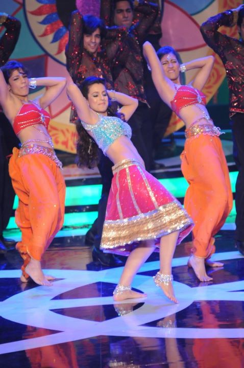 Amisha Patel bnavel - Amisha Patel Dance Performance Apsara Awards 2012