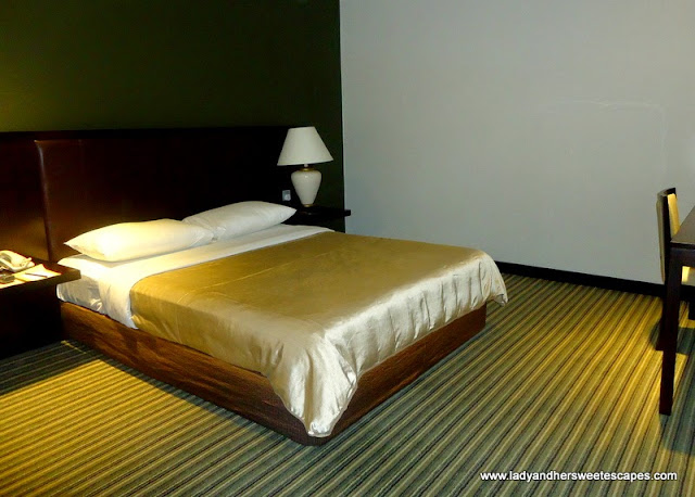big and comfy bed at Ambassador Transit Hotel Singapore