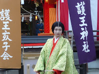 平安装束に身を纏った奉仕女房