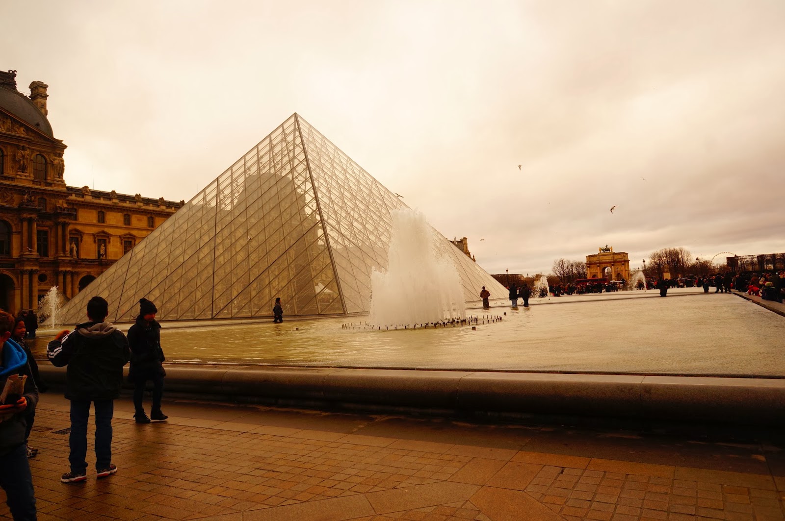 Фонтан возле Пирамиды Лувра