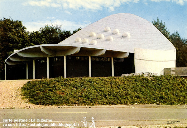 Grand-Charmont - ZUP des Fougères - Eglise St-François d'Assise  Architecte: Pierre Dumas  Construction: 1962-68