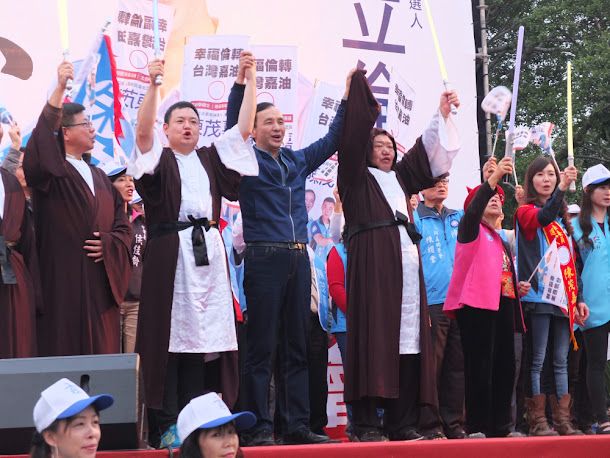 國民黨總統候選人朱立倫20日為新莊區立委候選人陳茂嘉站台,候選人當場也打扮成星際大戰的絕地武士。 國民黨總統候選人朱立倫20日為新莊區立委候選人陳茂嘉站台,候選人當場也打扮成星際大戰的絕地武士。