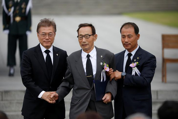 南韓總統文在寅日前提出「柏林構想」,呼籲兩韓停止軍事分界線的敵對行為。圖為文在寅今年6月出席韓戰陣亡軍人紀念日活動時,在國家公墓攙扶一名退伍老兵。 南韓總統文在寅日前提出「柏林構想」,呼籲兩韓停止軍事分界線的敵對行為。圖為文在寅今年6月出席韓戰陣亡軍人紀念日活動時,在國家公墓攙扶一名退伍老兵。