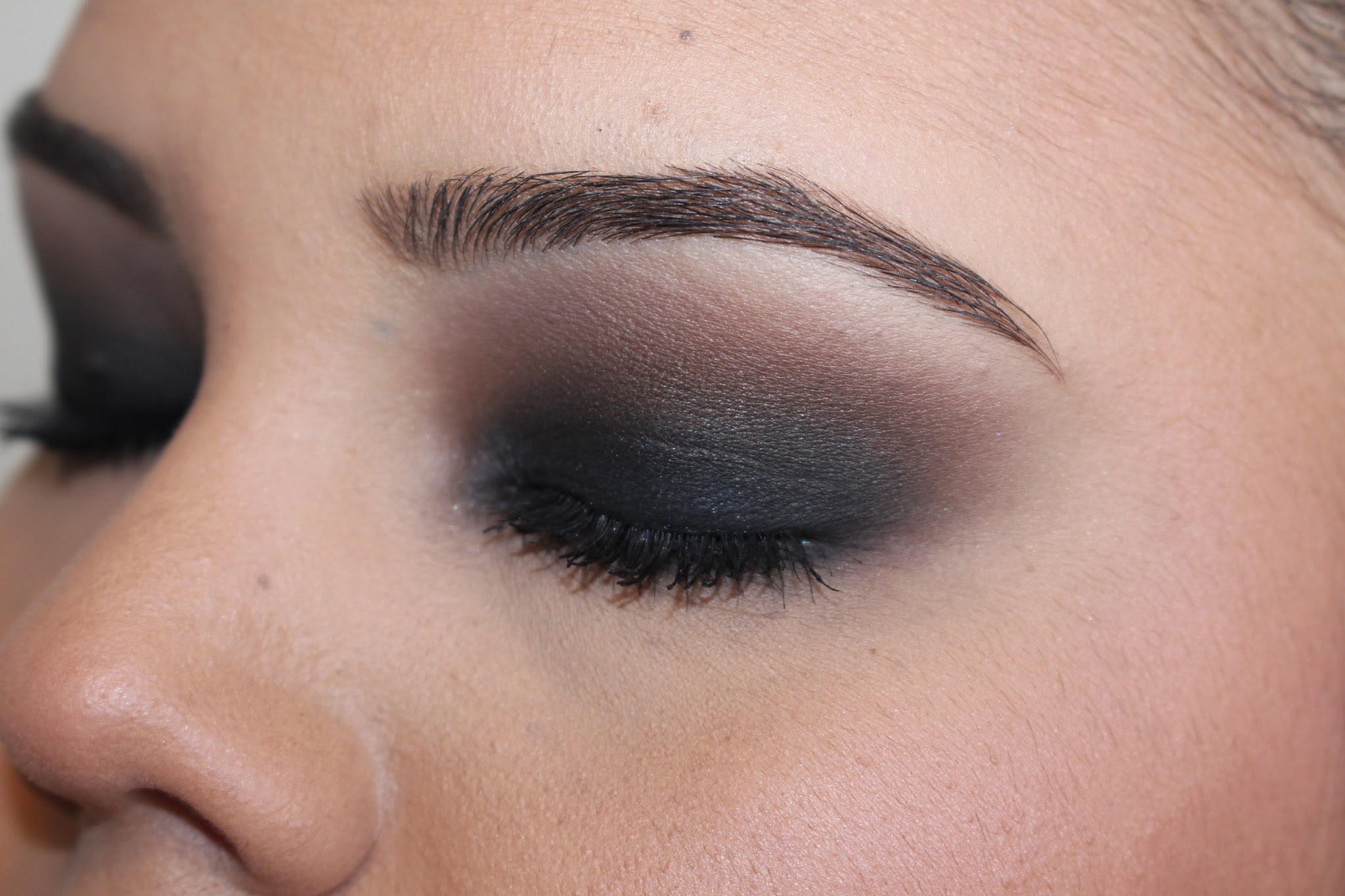 Black Smokey Eye - Using Mac Cosmetics Eyeshadow.