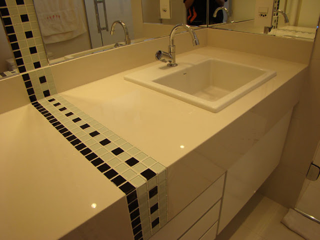 Tampo em Porcelanato, detalhes em pastilha