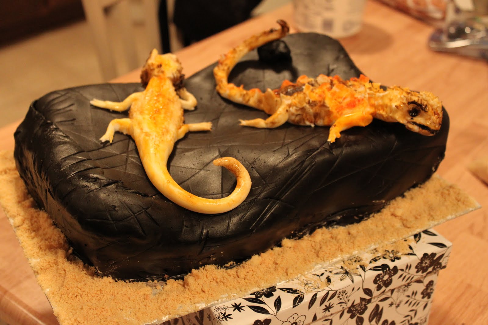 the pax and ash a cakery Bearded Dragon Cake and Amazing Buttercream