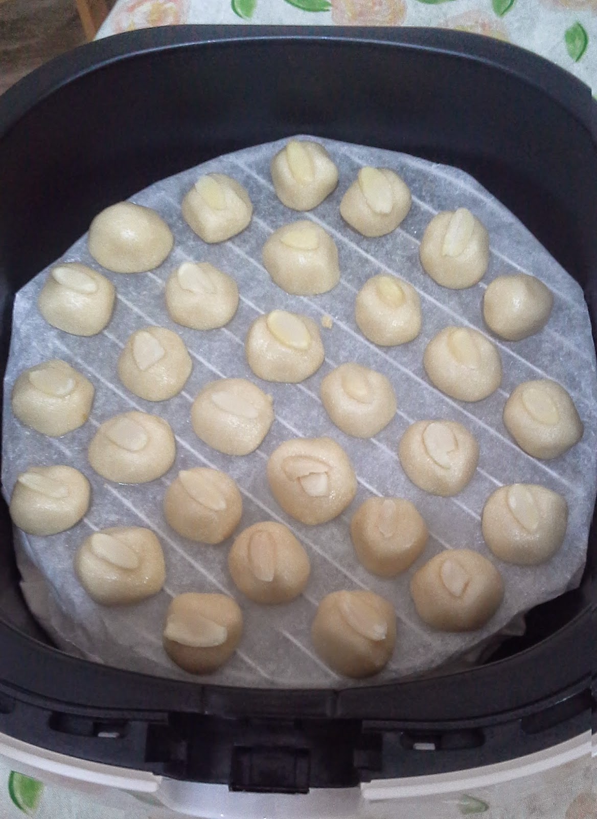 Almond Cookies Using Airfryer The Hedgehog Knows