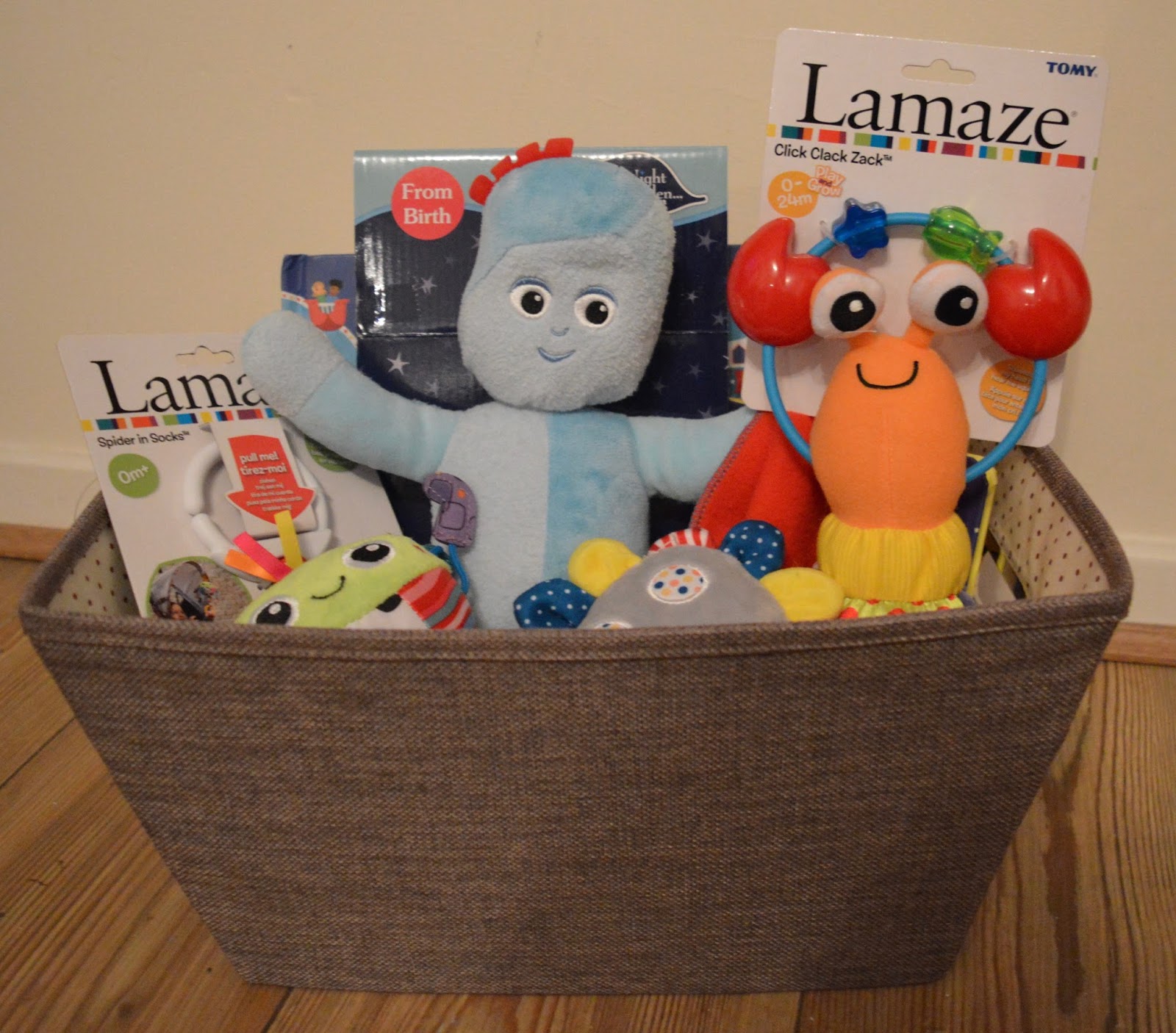 A guide to creating an Educational Christmas Gift Hamper for babies and