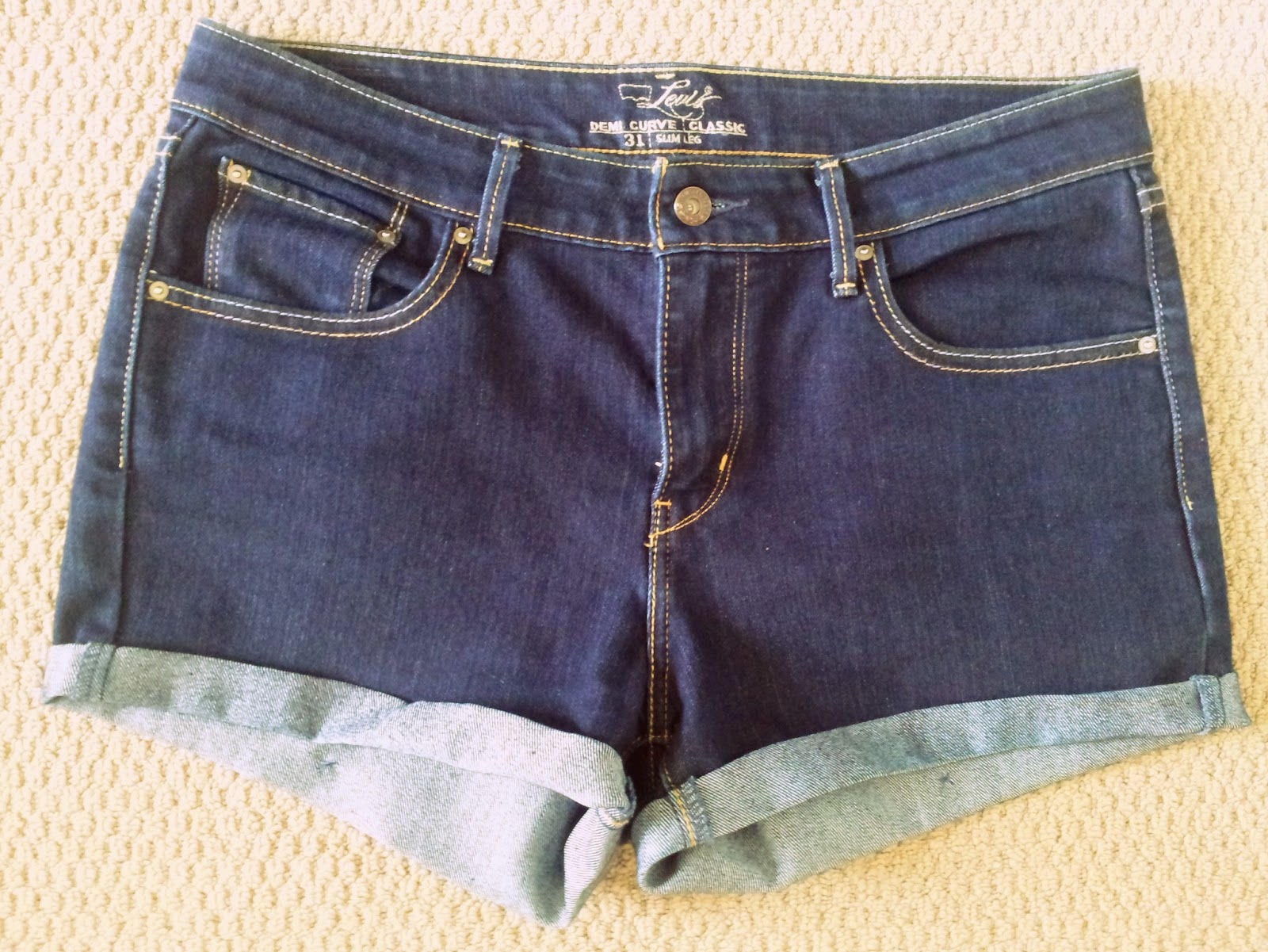 How to make fashionable shorts out of old jeans How to make fashionable shorts out of old jeans