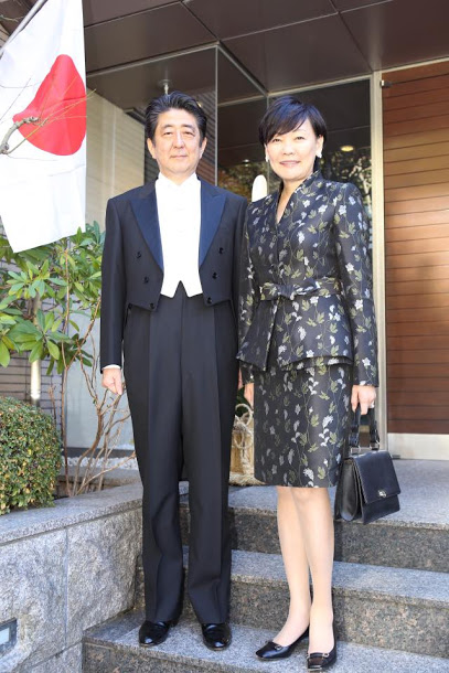 日本首相安倍晉三(左)與妻子安倍昭惠捲入森友學園購地弊案,形象重挫。 日本首相安倍晉三(左)與妻子安倍昭惠捲入森友學園購地弊案,形象重挫。