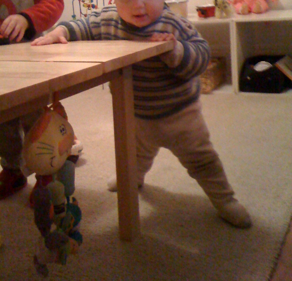 Arrgg ! Mon bébé se met debout ! Merci qui ? Merci Montessori