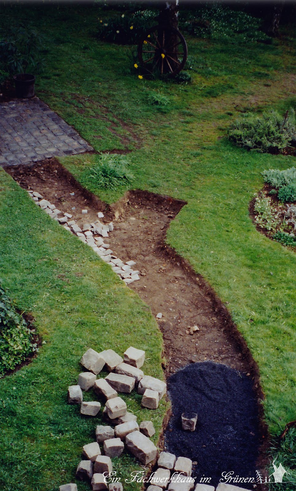 Gartenwege anlegen Ein Fachwerkhaus im Grünen