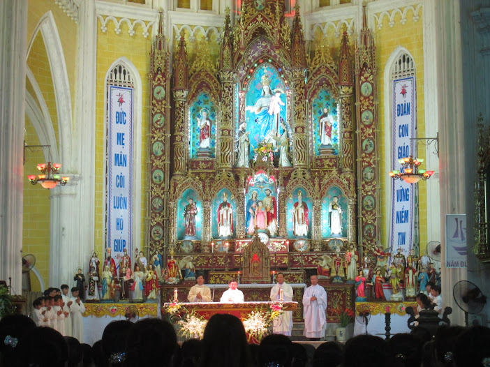 Lễ các Thánh nam nữ trên Trời tại Giáo xứ Đền thánh Kiên Lao 01/11/2013