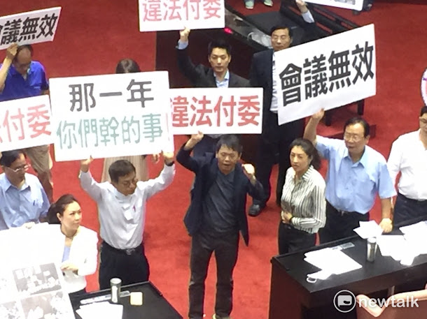 為了反對前瞻特別預算,國民黨團21日在立法院議場高舉會議無效違法付委等標誥抗議。 為了反對前瞻特別預算,國民黨團21日在立法院議場高舉會議無效違法付委等標誥抗議。