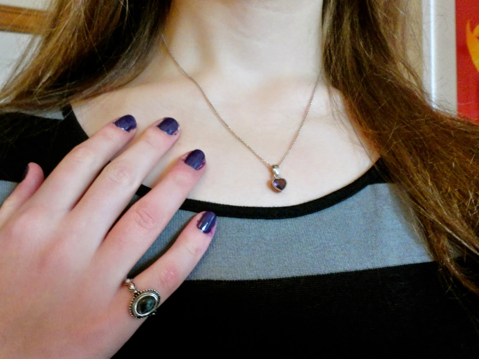 purple heart necklace, black stone ring and purple nails