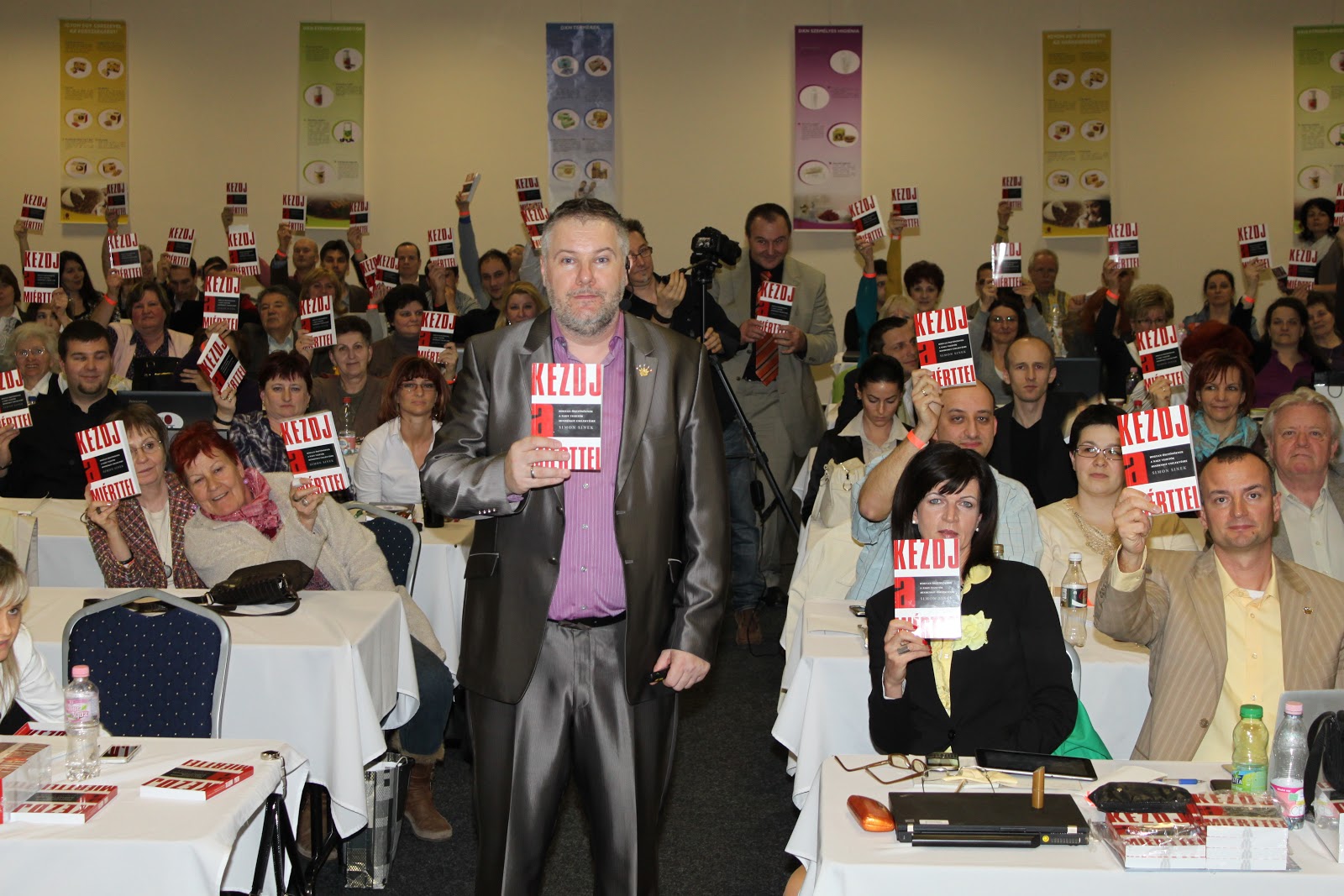 Simon Sinek Elarulja Az Inspiralo Vezetes Titkat Kulturpara