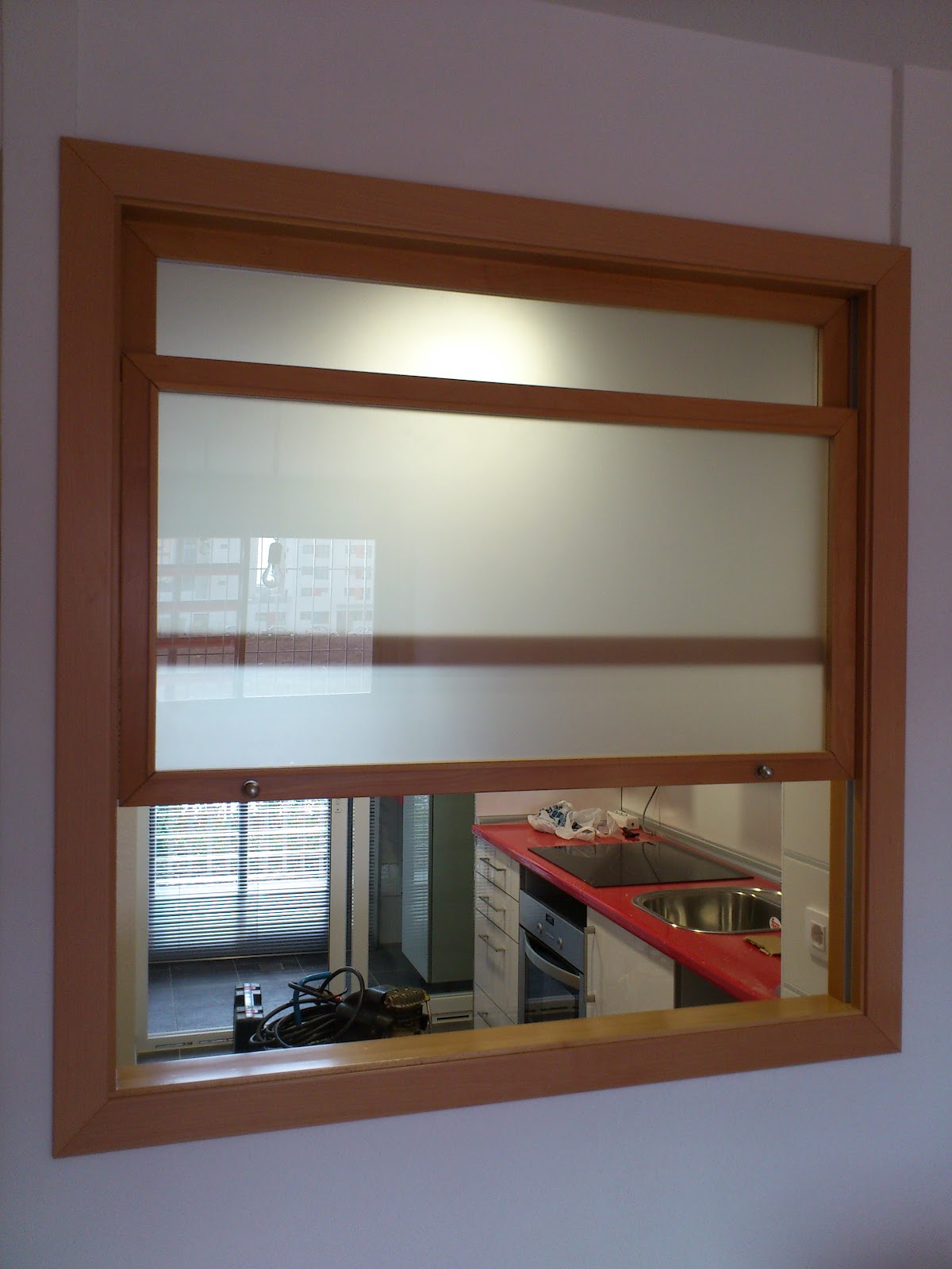 MUEBLES A MEDIDA: Ventana de guillotina entre cocina y salon