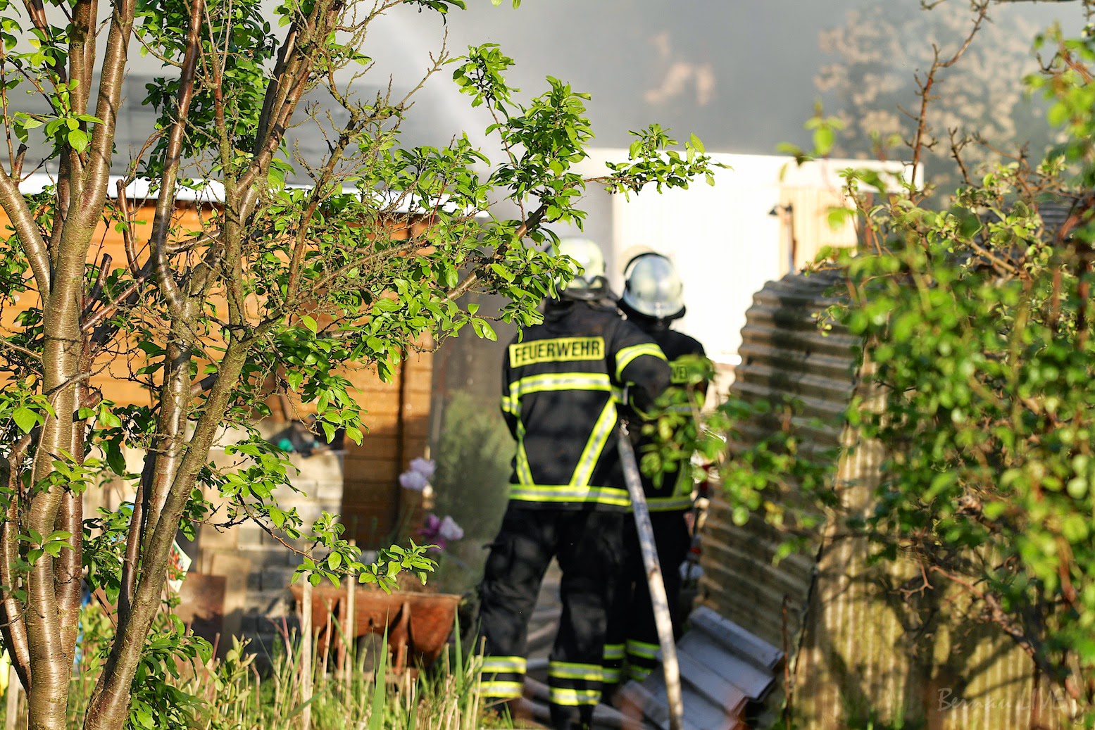 Bernau: Grosseinsatz der Feuerwehr - Bungalow Brand... 67 Bernau LIVE - Dein Stadtmagazin für Bernau bei Berlin