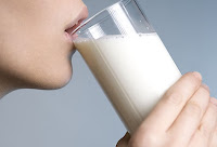 mujer bebiendo leche sin lactosa